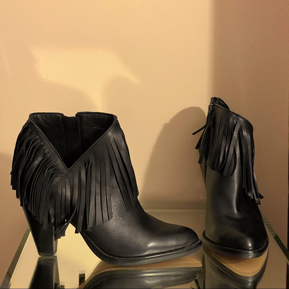 NIB JESSICA SIMPSON Genuine Leather fringe booties.
